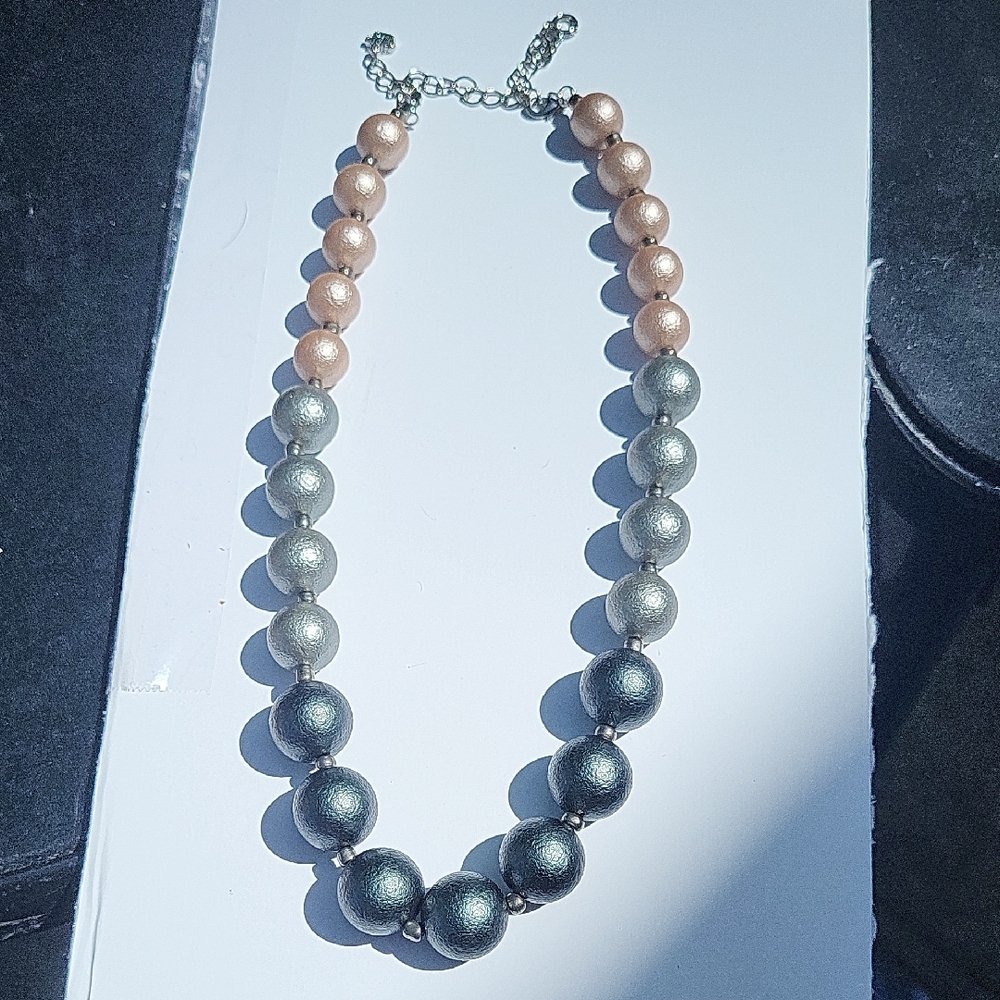 Elegant Pearl Necklace in Silver and Gold